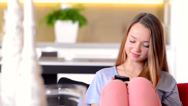 Teenager-Mädchen telefoniert mit Handy — Stockvideo