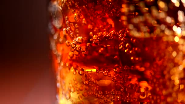 Cola mit Eis und Blasen — Stockvideo