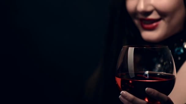 Mujer joven bebiendo vino tinto — Vídeos de Stock