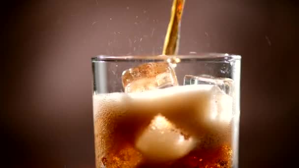 Cola com gelo e bolhas em vidro . — Vídeo de Stock