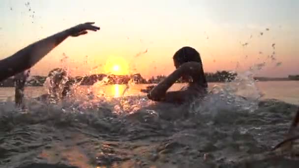 Teen dívky hraní ve vodě — Stock video