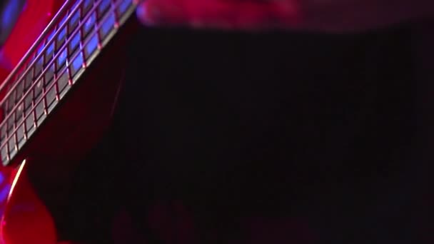 homme jouant guitare basse .