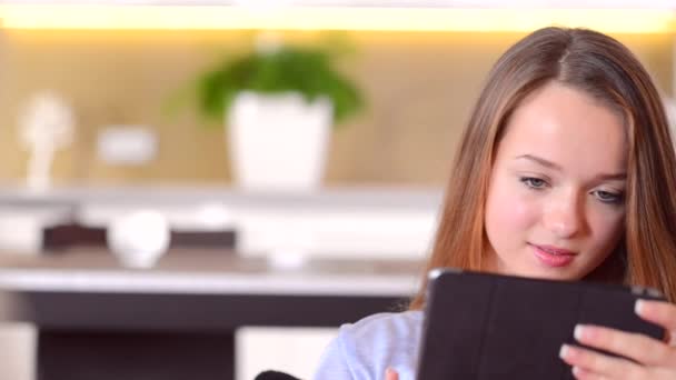 Девочка-подросток с помощью планшетного компьютера — стоковое видео