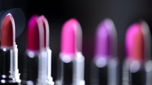 Moda coloridos lápices labiales — Vídeo de stock