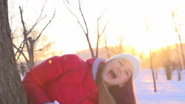 Menina alegre no parque de inverno — Vídeo de Stock