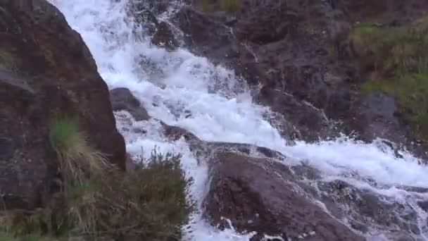 Cascade montagne. Ralenti v 