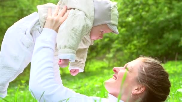 Mãe e bebê infantil ao ar livre . — Vídeo de Stock