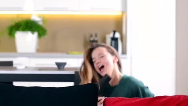 Saç kurutma makinesi şarkı kızla — Stok video