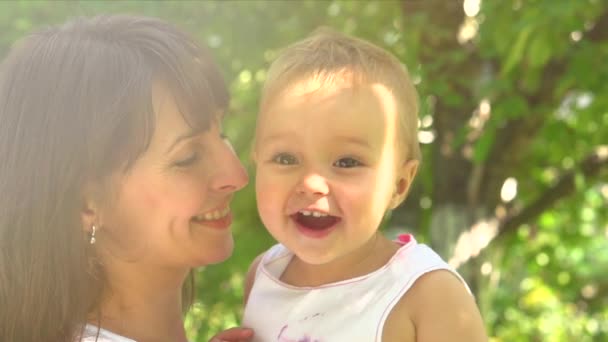 Madre y bebé en el parque verde — Vídeo de stock