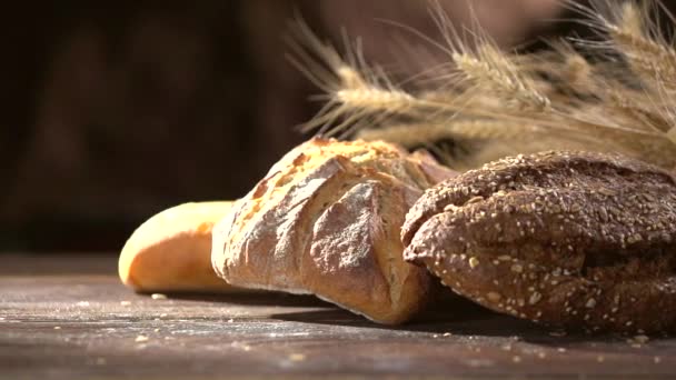 Pekařský chléb na dřevěném stole — Stock video