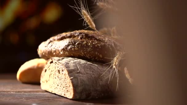 Pain de boulangerie sur une table en bois — Video