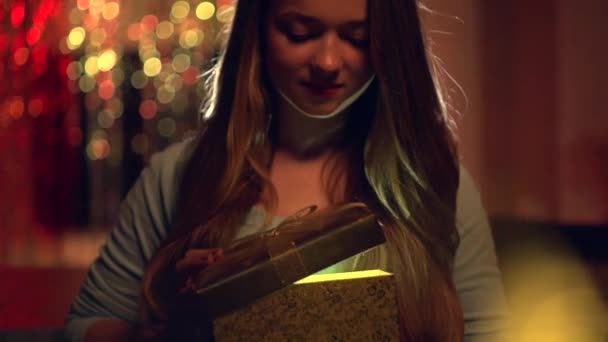 Flickan öppnar jul presentförpackning — Stockvideo
