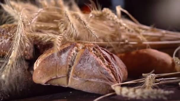Хліб на дерев'яному столі — стокове відео