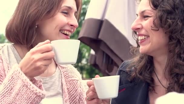 Красивые женщины пьют кофе в кафе — стоковое видео