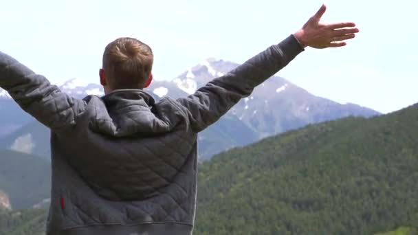 Young man enjoying nature outdoor. — Stock Video