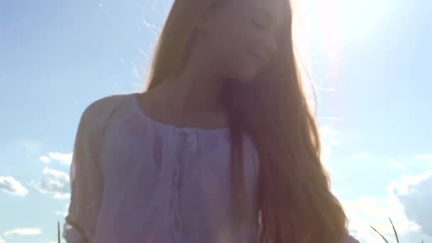 Bellezza ragazza godendo la natura — Video Stock