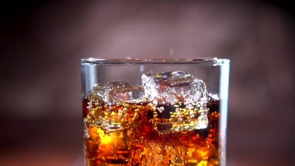 Cola med is och bubblor i glas — Stockvideo