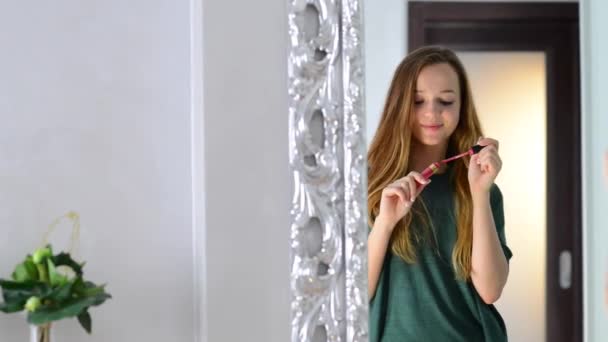 Beauty teenage girl applying makeup — Stock Video