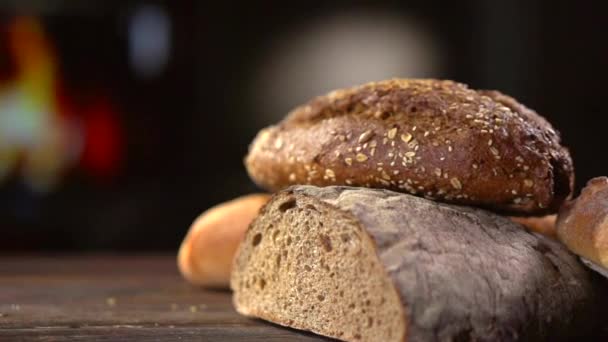 Pan de panadería en una mesa de madera — Vídeos de Stock