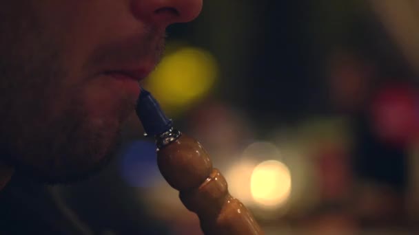 Hombre fumando shisha o narguile . — Vídeos de Stock
