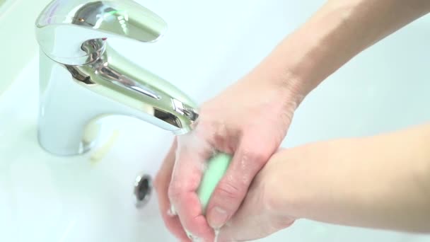 Handen wassen met zeep — Stockvideo