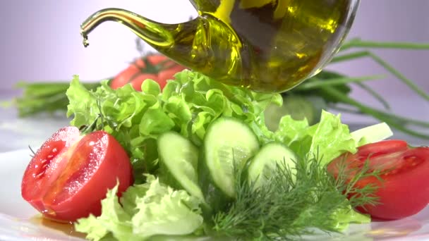 Ensalada de verduras saludables con aceite de oliva — Vídeo de stock