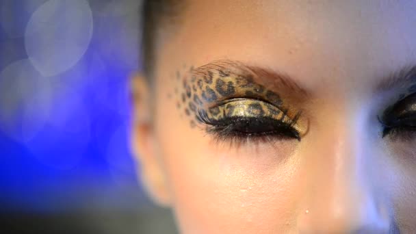 Chica de belleza con maquillaje de leopardo — Vídeo de stock