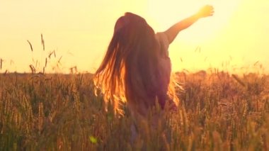 buğday sahada eğleniyor kız