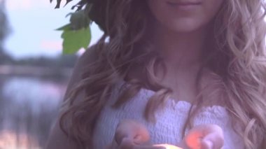 elinde sihirli ışık alarak kız