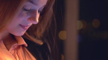 Tablet bilgisayar kullanan kadın