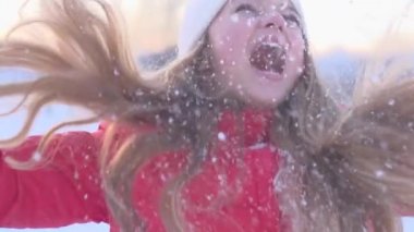 Kız kış parkında eğleniyor..