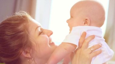 Öpüşme ve yeni doğan bebek sarılma anne.