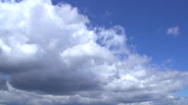 Gökyüzü bulutlu. Timelapse