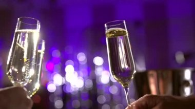 Köpüklü şampanya ile gözlük