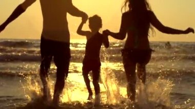 mutlu aile Plajı'nda çocuk ile