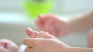 Mutlu anne ve yenidoğan bebek