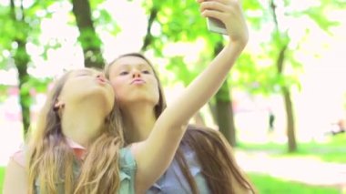 Genç kızlar selfie yapma.