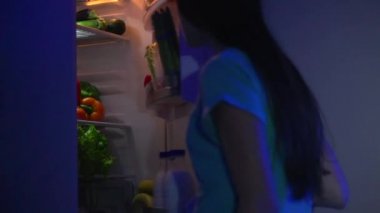 Kız pastayı buzdolabından geceleri oluyor