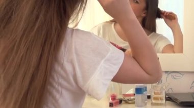 esmer kadın saçları fırçalama