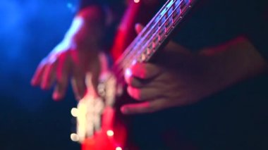 adam gitar rock konserinde çalmak