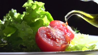 olive ile sağlıklı sebze salatası