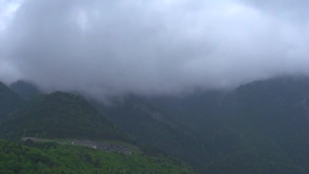 Regn moln över bergen. — Stockvideo