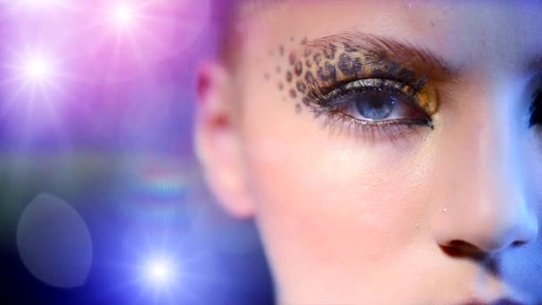 Девушка с макияжем леопарда — стоковое видео