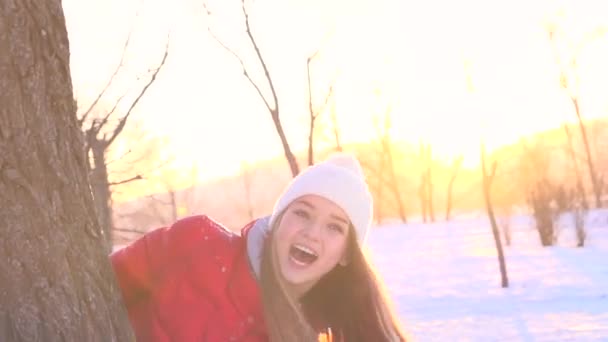 Alegre chica lanzando nieve — Vídeos de Stock