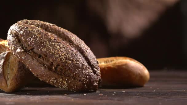 Хлеб на деревянном столе — стоковое видео