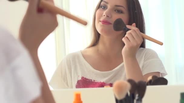 Belleza mujer aplicando maquillaje — Vídeos de Stock