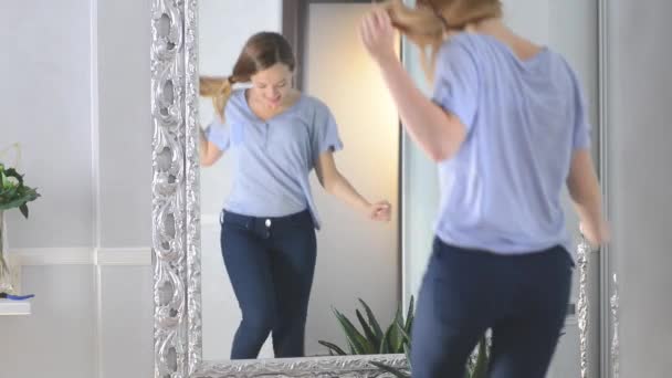 Adolescente menina olhando no espelho — Vídeo de Stock