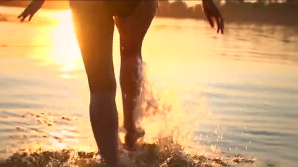 Menina modelo de beleza correndo para a água — Vídeo de Stock