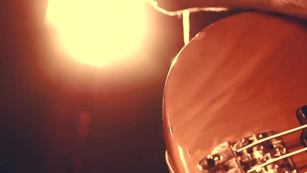 Человек играет на гитаре на рок-концерте — стоковое видео