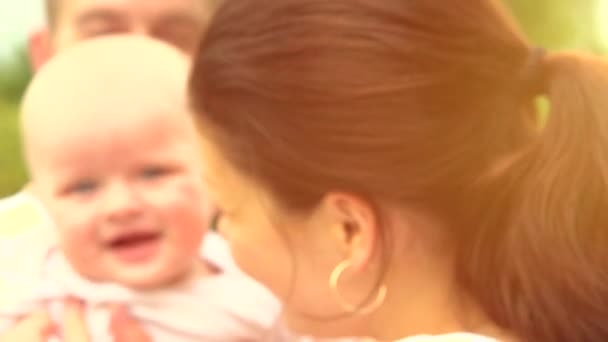 Mère, père et bébé s'amusent — Video